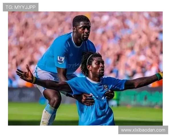 三人滑跪庆祝瞬间震撼全场 足球球星默契展现无与伦比团队精神