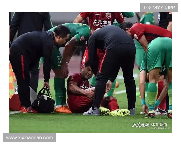 足球明星赛场遭遇重伤痛苦倒地 未来能否重返赛场成疑 足球明星赛场遭遇重伤痛苦倒地 未来能否重返赛场成疑